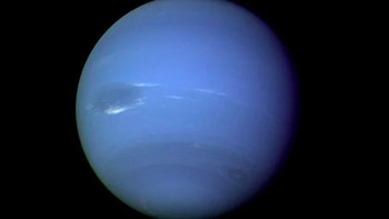 Neptunus baru ditemukan pada tahun 1846 lewat perhitungan matematis, bukan karena pengamatan–perubahan orbit Uranus yang dipimpin astronom Alexis Brouvard dengan penemuan bahwa ada planet lain di luar sana. Gambar ini tidak terlalu bagus karena Neptunus hanya pernah dikunjungi sekali oleh Voyager 2 pada tahun 1989. Hingga sekarang, masih sedikit gambaran tentang planet ini. Foto: NASA/JPL