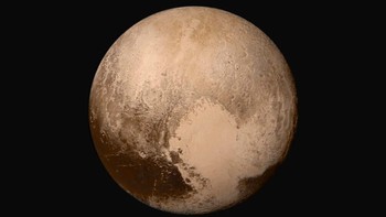 Pluto sempat ditendang dari daftar planet. Namun sejak tiga tahun belakangan status Pluto sebagai planet sedang dipertimbangkan lagi. Untuk sementara, kita menyebutnya sebagai planet kerdil. Wahana New Horizons pada tahun 2015 menangkap gambar Pluto seperti di foto ini. Foto: NASA