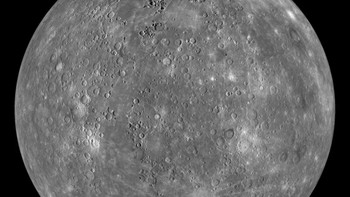 Gambar Merkurius diambil dengan pesawat luar angkasa Messenger NASA pada tahun 2011. Foto ini menunjukkan banyak kawah kecil di planet panas ini, yang diberi nama dari sosok penulis, seniman, dan musisi. Foto: NASA/Johns Hopkins University Applied Physics Laboratory/Carnegie Institution of Washington