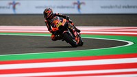 Pembalap Red Bull KTM Factory Racing Brad Binder memacu kecepatan sepeda motornya saat sesi latihan bebas 1 MotoGP seri Pertamina Grand Prix of Indonesia 2022 di Pertamina Mandalika International Street Circuit, Lombok Tengah, NTB, Jumat (18/3/2022). 