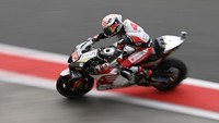 Pembalap LCR Honda Takaaki Nakagami mengendarai sepeda motor menuju garasi tim saat sesi latihan bebas 1 MotoGP seri Pertamina Grand Prix of Indonesia 2022 di Pertamina Mandalika International Street Circuit, Lombok Tengah, NTB, Jumat (18/3/2022).   