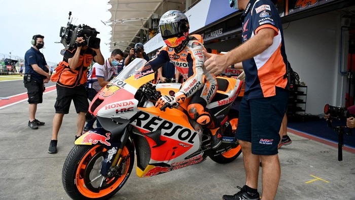 Pembalap Repsol Honda Team Pol Espargaro mengendarai sepeda motor keluar dari garasi tim saat sesi latihan bebas 1 MotoGP seri Pertamina Grand Prix of Indonesia 2022 di Pertamina Mandalika International Street Circuit, Lombok Tengah, NTB, Jumat (18/3/2022). Ajang balapan MotoGP seri kedua 2022 tersebut berlangsung pada 18-20 Maret 2022. ANTARA FOTO/Andika Wahyu/rwa.