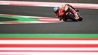 Pembalap Repsol Honda Team Pol Espargaro memacu kecepatan sepeda motornya saat sesi latihan bebas 1 MotoGP seri Pertamina Grand Prix of Indonesia 2022 di Pertamina Mandalika International Street Circuit, Lombok Tengah, NTB, Jumat (18/3/2022).   