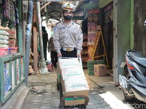 Polisi Kota Kediri Kawal Distribusi Minyak Goreng hingga ke Pasar