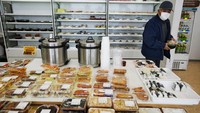 Yasushi Hosozawa membeli kebutuhan sehari-hari dan makanan di sebuah toko yang berada di Namie, sebuah kota yang berada di utara Futaba. Hosozawa harus berkendara sekitar 10 menit ke Namie untuk makan siang kemasan dan berbelanja.