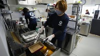 Satu-satunya cara untuk membuat bisnisnya berhasil adalah mendapatkan persediaan makanan di Iwaki, pusat bisnis di pesisir Fukushima tempat ia tinggal sekarang, dan kemudian pulang-pergi sekitar 60 kilometer ke Futaba untuk mengoperasikan tokonya. Yamamato mengatakan pada siang hari sebagian besar pengunjung yang beraktivitas di Futaba adalah wajah baru.