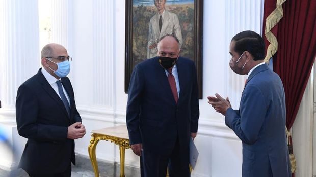 Presiden Joko Widodo menerima kunjungan kehormatan delegasi Republik Arab Mesir yaitu Menteri Luar Negeri Mesir Sameh Shoukry di Istana Merdeka, Jakarta, pada Jumat, 18 Maret 2022. Dalam pertemuan tersebut, delegasi Mesir menyampaikan undangan Presiden Mesir, Abdel Fattah El-Sisi, kepada Presiden Joko Widodo untuk menghadiri KTT Perubahan Iklim atau COP27. (Dok: Biro Pers Sekretariat Presiden)