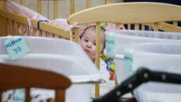 Ia mengaku rutin menunggu berita setiap hari tentang apa yang terjadi di Sumy. Tapi tetap tidak bisa pergi meninggalkan bayi-bayi terlantar di pengungsian.