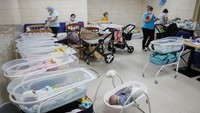 Dalam situasi normal, Ukraina memang dikenal sebagai pusat surrogacy internasional, yang setiap tahunnya mengurusi ribuan bayi baru lahir dari ibu pengganti.