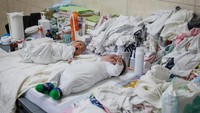 Kendati memiliki anak kandung yang perlu dikhawatirkan di rumah, Martynenko lebih memilih tinggal bersama bayi terlantar dan mempercayakan anaknya kepada nenek mereka di daerah Sumy, 200 mil di sebelah timur ibukota yang telah dibombardir oleh pasukan Rusia.