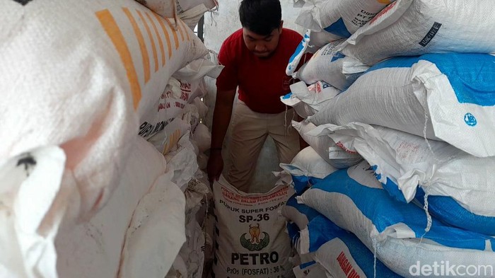Pupuk subsidi di salah satu distributor di Brebes, Jumat (18/3/2022).