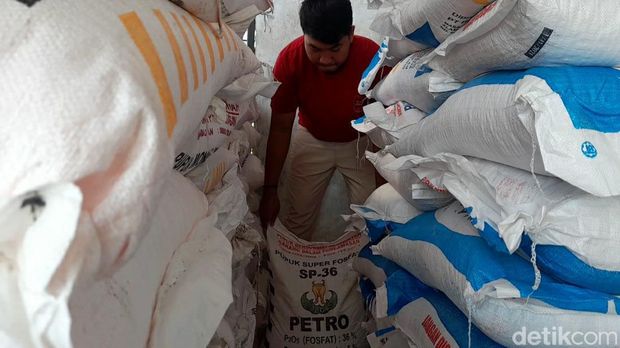 Pupuk subsidi di salah satu distributor di Brebes, Jumat (18/3/2022).
