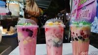 Pilihan minuman di sini pun tak kalah komplet. Kamu bisa jajan es cappucino cincau, es buah serba Rp 5.000, es kopi susu ataupun es sultan yang bisa diambil sepuasnya. Foto: detikFood/Devi S. Lestari
