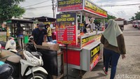 Pada jalan sepanjang kurang lebih 1 kilometer, terlihat puluhan pedagang makanan yang menggelar lapak setiap sore hingga malam.  Foto: detikFood/Devi S. Lestari