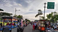 Jika berniat datang ke kawasan ini dengan membawa kendaraan, kamu bisa parkir di pinggir jalan. Area ini luas sehingga bisa menampung banyak mobil maupun motor. Foto: detikFood/Devi S. Lestari