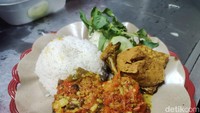 Kamu bisa menikmati sate ayam dan kambing, bakso, ayam penyet, pecel lele dan ayam hingga mie ayam. Untuk area makannya, para pedagang menyediakan area lesehan dengan alas tikar dan terpal. Foto: detikFood/Devi S. Lestari