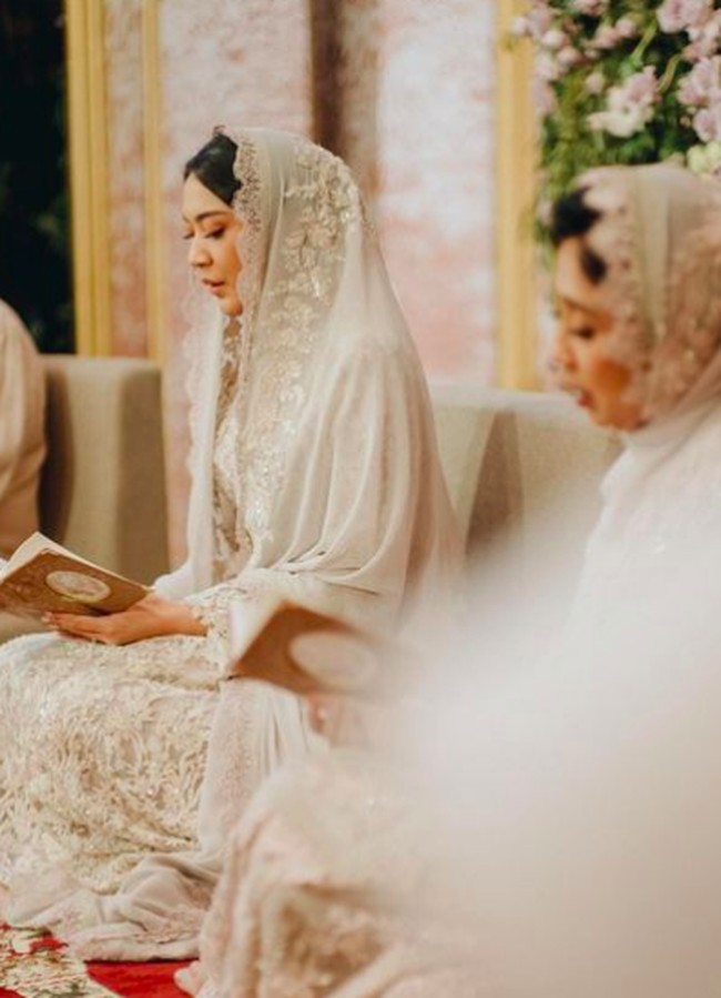 Dalam acara pengajian jelang pernikahannya dengan Guinandra Jatikusumo tampak ada momen haru. Foto: Samuel Rustandi/Morden.Co