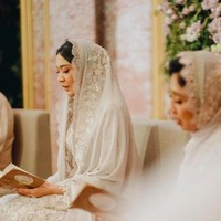 Dalam acara pengajian jelang pernikahannya dengan Guinandra Jatikusumo tampak ada momen haru. Foto: Samuel Rustandi/Morden.Co