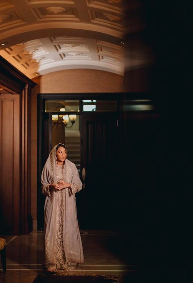 Abaya berwarna lavender dari Lace by Artkea tersebut terlihat elegan dengan aksen bordir. Foto: Samuel Rustandi/Morden.Co