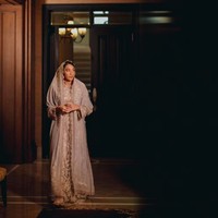 Abaya berwarna lavender dari Lace by Artkea tersebut terlihat elegan dengan aksen bordir. Foto: Samuel Rustandi/Morden.Co