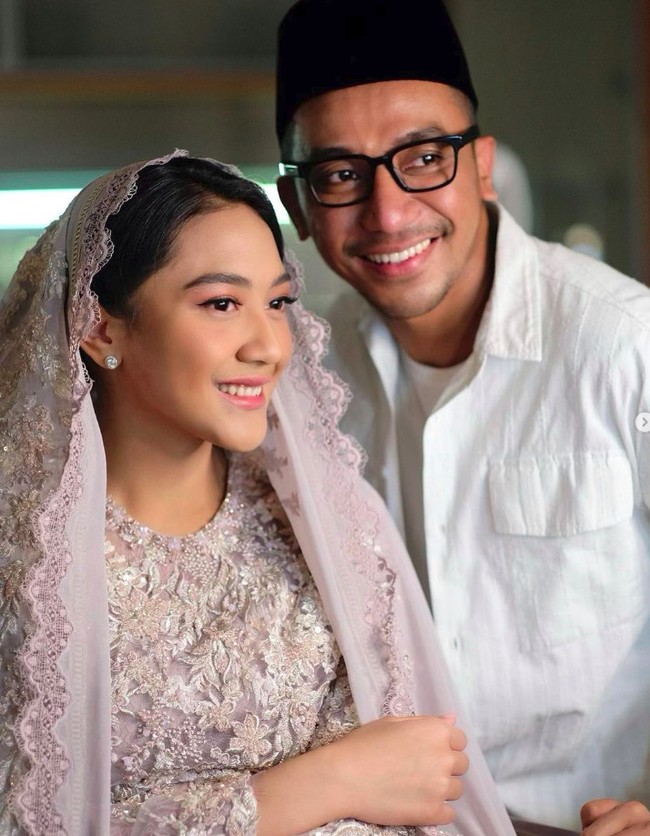 Dia tampil dengan riasan tipis dengan nuansa mauve dan nude. Bubah Alfian, ditunjuk sebagai makeup artist Putri di acara pengajiannya tersebut. Foto: Instagram