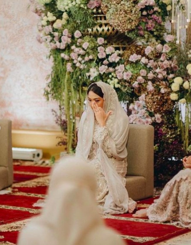 Momen menyedihkan tersebut terjadi saat Putri Tanjung menyampaikan permohonan doa restu kepada kedua orangtuanya, Chairul Tanjung dan Anita Ratnasari Tanjung. Air mata wanita 25 tahun ini pun tak terbendung. Foto: Samuel Rustandi/Morden.Co