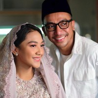 Dia tampil dengan riasan tipis dengan nuansa mauve dan nude. Bubah Alfian, ditunjuk sebagai makeup artist Putri di acara pengajiannya tersebut. Foto: Instagram