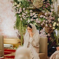 Momen menyedihkan tersebut terjadi saat Putri Tanjung menyampaikan permohonan doa restu kepada kedua orangtuanya, Chairul Tanjung dan Anita Ratnasari Tanjung. Air mata wanita 25 tahun ini pun tak terbendung. Foto: Samuel Rustandi/Morden.Co