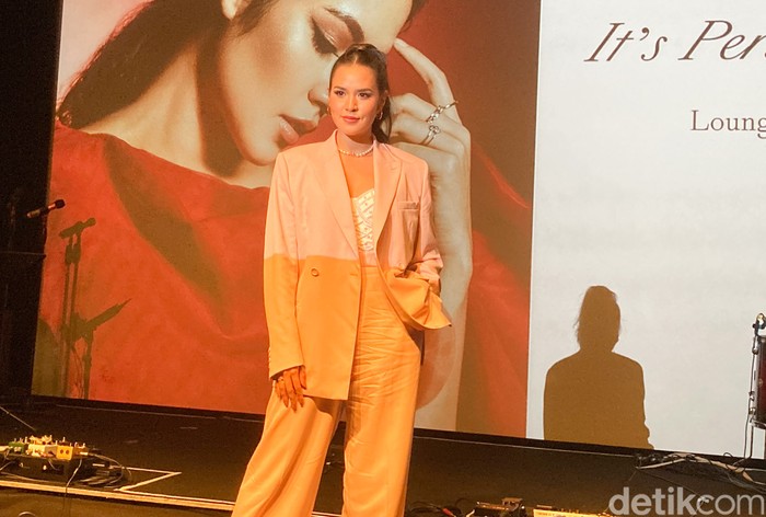 Raisa merilis album terbaru berjudul it's Personal, Plaza Senayan XXI Jakarta (17/3).