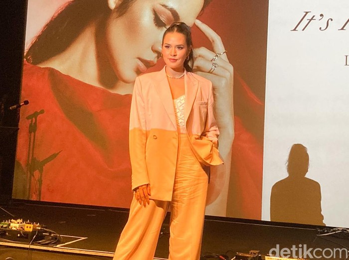 Raisa merilis album terbaru berjudul its Personal, Plaza Senayan XXI Jakarta (17/3).