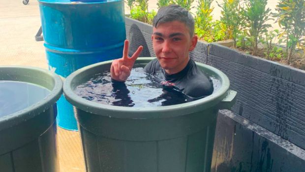 Raul Fernandez dan Adrian Fernandez kompak berendam di ember usai sesi latihan bebas MotoGP Mandalika