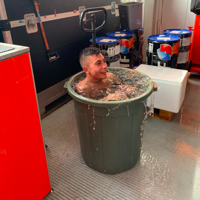 Raul Fernandez dan Adrian Fernandez kompak berendam di ember usai sesi latihan bebas MotoGP Mandalika