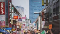 Reza Arap pernah berlibur ke Jepang. Ia tampak keren ketika berfoto di kawasan kuliner Shibuya. Foto: Instagram @ybrap