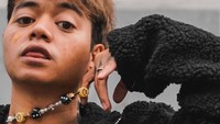 Reza Arap atau Reza Oktavian dikenal sebagai konten kreator, YouTuber, dan rapper. Pria berusia 34 tahun ini dikabarkan terseret kasus Doni Salmanan karena sempat menerima uang Rp 1 miliar darinya. Foto: Instagram @ybrap