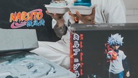 Penggemar Naruto ini juga turut membagikan momen ulang tahunnya. Ia menerima dua cake lunch box yang desainnya tampak lucu. Foto: Instagram @ybrap