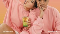 Reza Arap dan sang istri dikethaui memiliki gerai teh kekinian bernama Yuba Tea. Ini momennya saat menikmati segelas kreasi teh. Foto: Instagram @ybrap