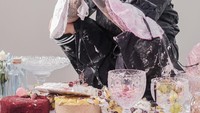 Rapper terkenal ini pernah berpose dalam pemotretan. Konsepnya unik karena menampilkan aneka cake. Foto: Instagram @ybrap