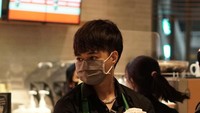 Reza Arap pernah membagikan momennya saat menjadi barista di Starbucks. Ia tampak memakai seragam layaknya barista profesional di coffee shop tersebut. Foto: Instagram @ybrap
