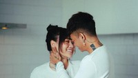 Momen mesra Reza dan Wendy Walters dalam sebuah pemotretan membuat banyak netizen iri. Mereka berpose dengan konsep sarapan menikmati semangkuk sereal. Foto: Instagram @ybrap