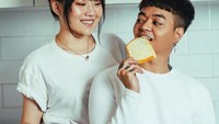 Selain sereal, Reza dan Wendy juga berpose dengan selembar roti tawar. Mereka tampak serasi ketika bersama. Foto: Instagram @ybrap