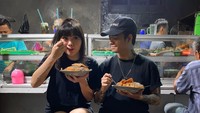 Reza Arap dan Wendy diketahui senang kulineran. Tak hanya yang mewah, mereka juga suka makan nasi rames di warteg. Foto: Instagram @ybrap