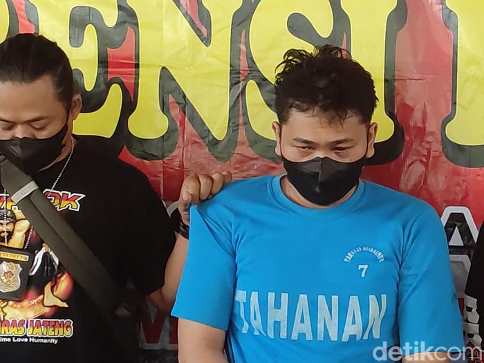 Rilis kasus pembunuhan ibu dan anak yang mayatnya dibuang di kolong tol Semarang, di Mapolda Jateng, Jumat (18/3/2022).