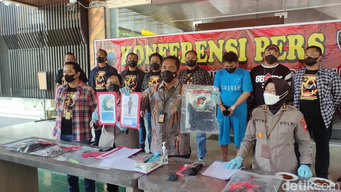 Rilis kasus pembunuhan ibu dan anak yang mayatnya dibuang di kolong tol Semarang, di Mapolda Jateng, Jumat (18/3/2022).