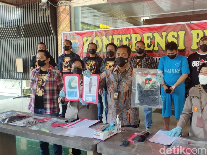 Rilis kasus pembunuhan ibu dan anak yang mayatnya dibuang di kolong tol Semarang, di Mapolda Jateng, Jumat (18/3/2022).