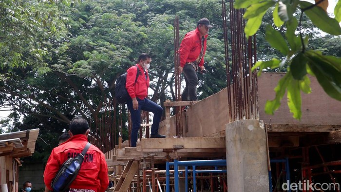Rumah Indra Kenz di Alam Sutera Disegel Polisi Petugas kepolisian melakukan penyitaan sebidang tanah dan bangunan yang sedang dibangun di kawasan Cluster Sutera Narada, Alam Sutera, Serpong Utara, Tangerang Selatan, Jumat (18/3/2022).