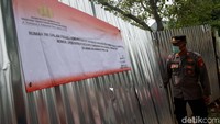 Banner tersebut bertanda tangan Kompol Karta yang memimpin jalannya penyitaan.