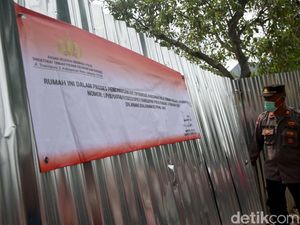 Momen Polisi Segel Rumah Indra Kenz di Alam Sutera