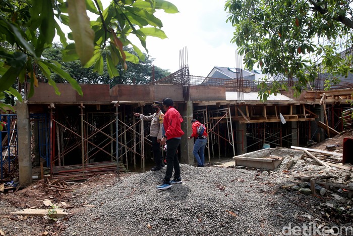 Rumah Indra Kenz di Alam Sutera Disegel Polisi Petugas kepolisian melakukan penyitaan sebidang tanah dan bangunan yang sedang dibangun di kawasan Cluster Sutera Narada, Alam Sutera, Serpong Utara, Tangerang Selatan, Jumat (18/3/2022).