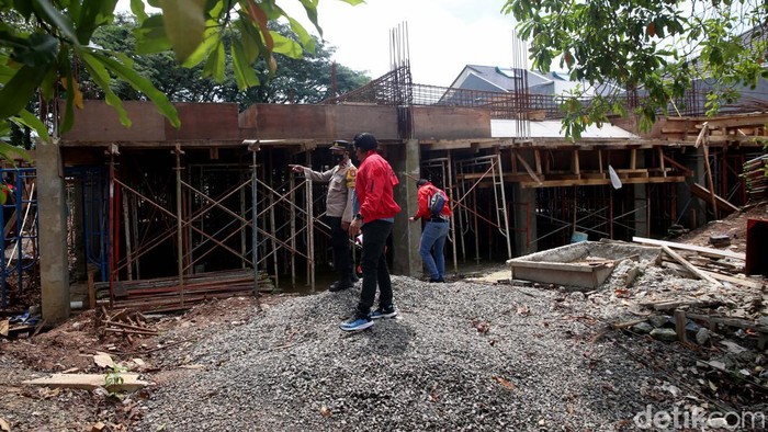 Petugas kepolisian melakukan penyitaan sebidang tanah dan bangunan yang sedang dibangun di kawasan Cluster Sutera Narada, Alam Sutera, Serpong Utara, Tangerang Selatan, Jumat (18/3/2022).