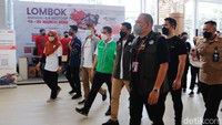 Sandiaga berkeliling Bandara Internasional Lombok.